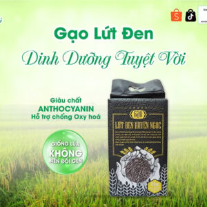 Quy cách đóng gói: Túi Hút chân không (2kg x 10 túi) ​ Đặc tính sản phẩm: Hạt gạo dài, màu đen đặc trưng, cơm ngọt, mềm và dẻo ​ Gạo lứt đen Huyền Ngọc từ giống lúa không biến đổi gen, gạo giữ nguyên cám màu nâu đen tự nhiên. Đây là sản phẩm gạo với tất cả “sự trọn vẹn tự nhiên” có giá trị dinh dưỡng cao và đảm bảo an toàn tuyệt đối cho người tiêu dùng. ​ Gạo lứt đen Huyền Ngọc thanh lọc cơ thể: Giàu Protein, Kali và chất chống oxy hóa Anthocyanin. Là gạo lứt thực dưỡng, giúp đẩy lùi nhiều loại bệnh. ​ Thành phần: Giống lúa không biến đổi gen ​ Vùng nguyên liệu: Các tỉnh ven biển đồng bằng sông Mekong. ​ Quy trình canh tác và đóng gói: Gạo Lứt Đen Huyền Ngọc là sản phẩm gạo chuyên biệt từ giống lúa không biến đổi gen, quy trình canh tác chuyên biệt. Sau khi thu hoạch, lúa nguyên liệu được đưa về nhà máy Cỏ May với hệ thống sấy - xay xát rồi sau đó được lưu giữ trong hệ thống silo trữ lạnh OBIAL công nghệ hiện đại từ châu Âu để bảo quản độ tươi của gạo và chu kỳ chất lượng được kéo dài. ​ Chứng nhận: Gạo lứt đen Huyền Ngọc đạt chứng nhận TIÊU CHUẨN AN TOÀN THỰC PHẨM CHÂU ÂU (NON GMO), An toàn vệ sinh thực phẩm.